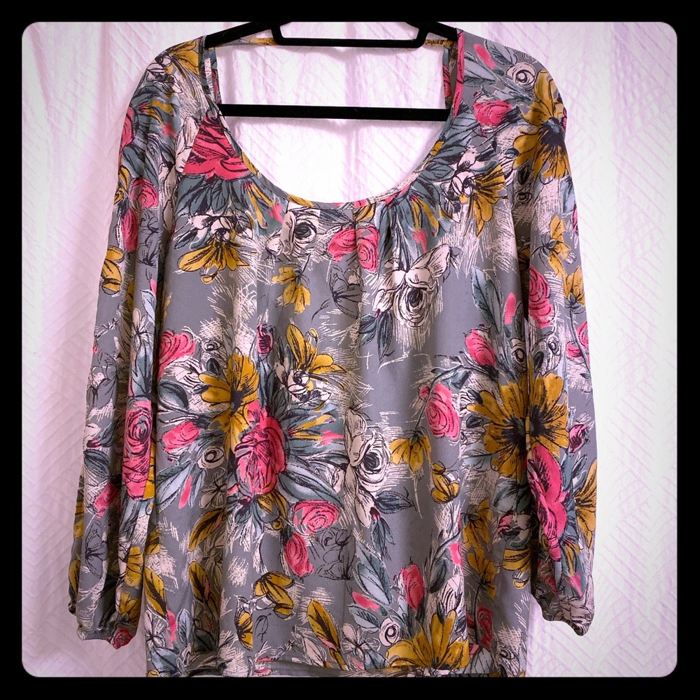 Scoop back split sleeve floral blouse NWOT